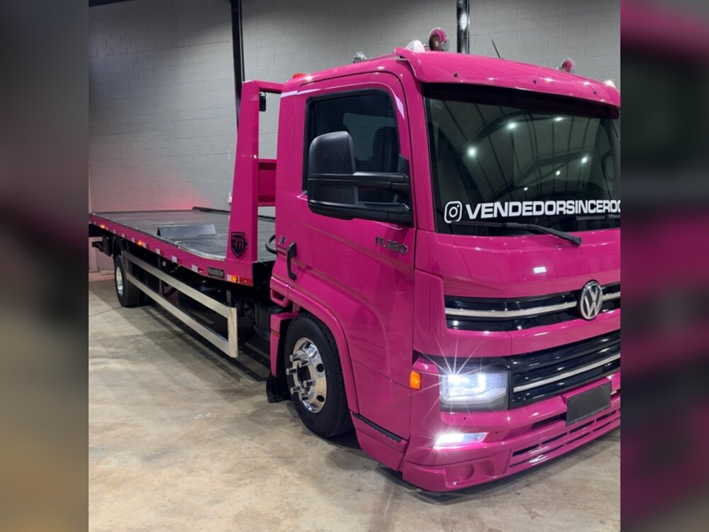 Volkswagen Delivery 11.180 rosa - Vista dianteira em três quartos