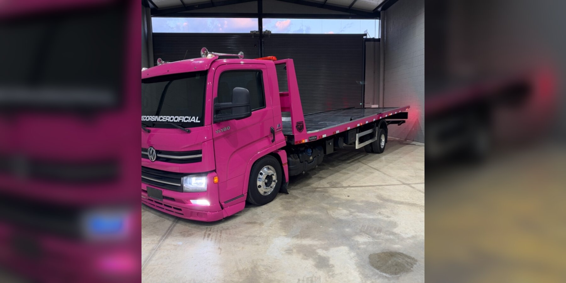 Volkswagen Delivery 11.180 cor de rosa com carroceria plataforma - Visão lateral completa